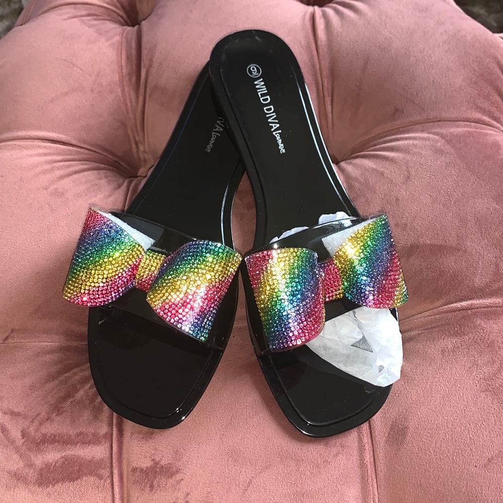 Sunny strut black sandals.